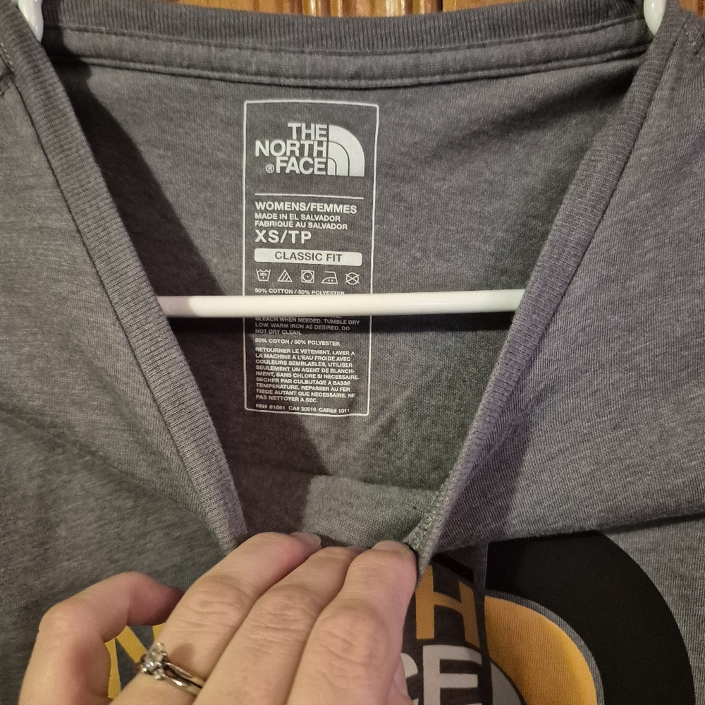 ❤️‍🔥 THE NORTH FACE XS Classic Fit Gray/Yellow/Black s.s Shirt - Picture 10 of 11